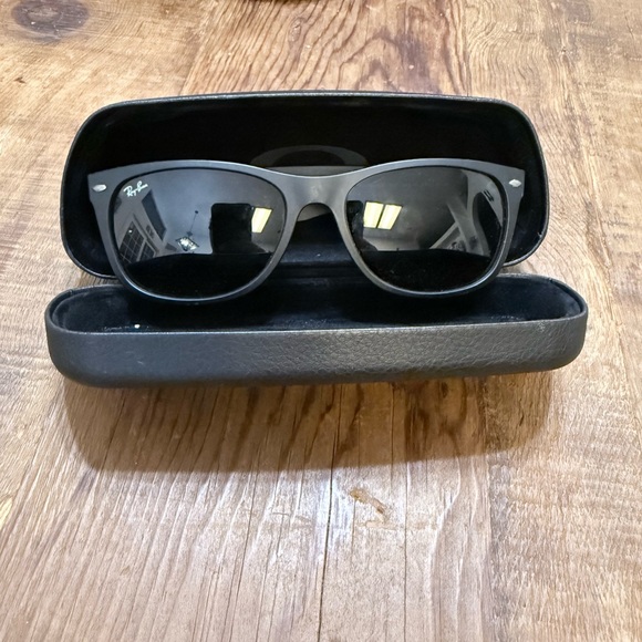 Ray-Ban Matte Black Sunglasses RB2132 New Wayfarer - Picture 3 of 9